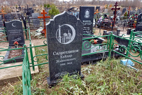 Гранитное надгробье с оригинальной гравировкой без цветника 