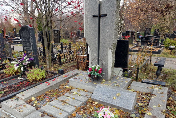 Вертикальная гранитная стела с неровным краем под естественный скол